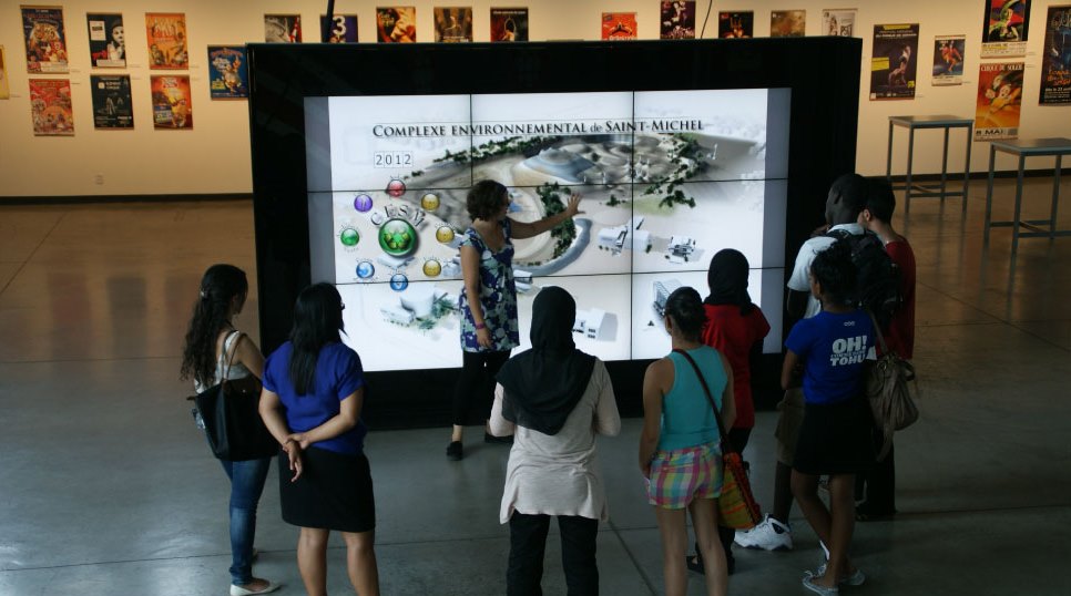 Interactive video wall for presentation