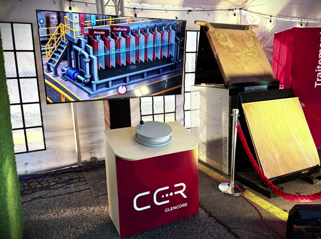 An interactive crank in front of a large monitor showing an educative animation.