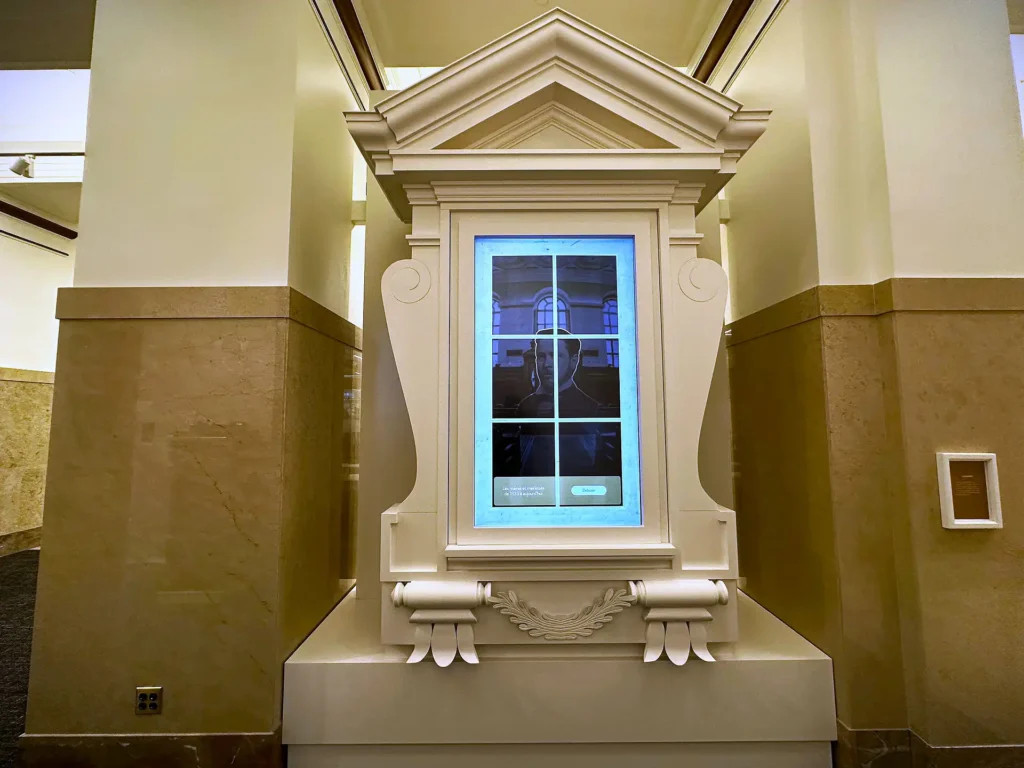 Grande fenêtre interactive avec écran tactile qui permet de consulter l'historique de tous les maires et mairesses de la ville.