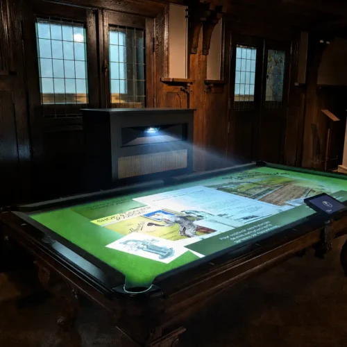 Projection multimédia sur une table de billard antique au Château Dufresne par Simbioz.