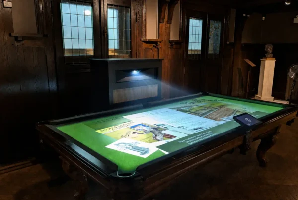 Projection multimédia sur une table de billard antique au Château Dufresne par Simbioz.