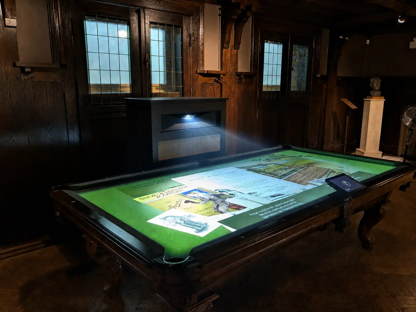 Projection multimédia sur une table de billard antique au Château Dufresne par Simbioz.