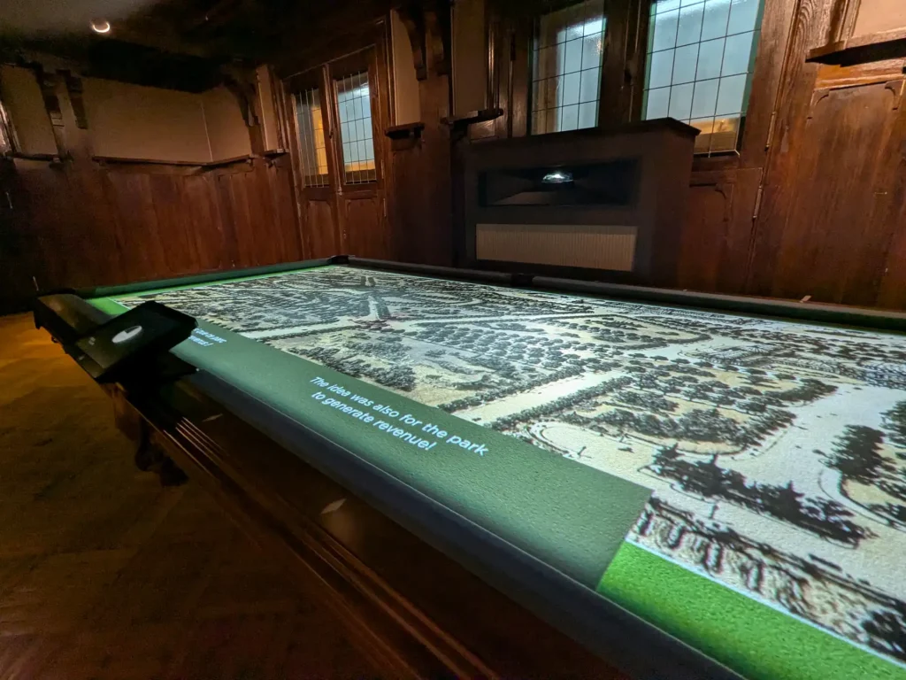 Projection d'une carte sur la table de billard montant les ambitians des frères Dufresne pour le quartier.