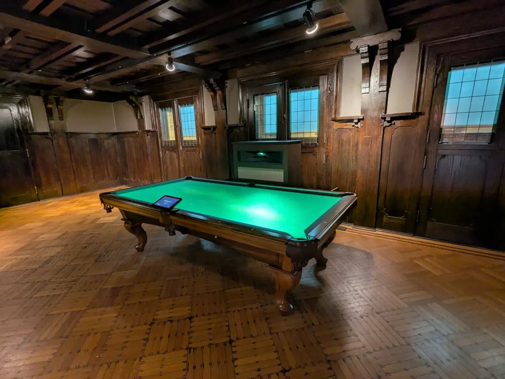 Vue d'ensemble de l'installation multimédia réalisée par Simbioz dans la salle de billard du Chateau Dufresne